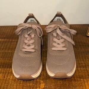 Lesley Sneaker in Tan Smoke